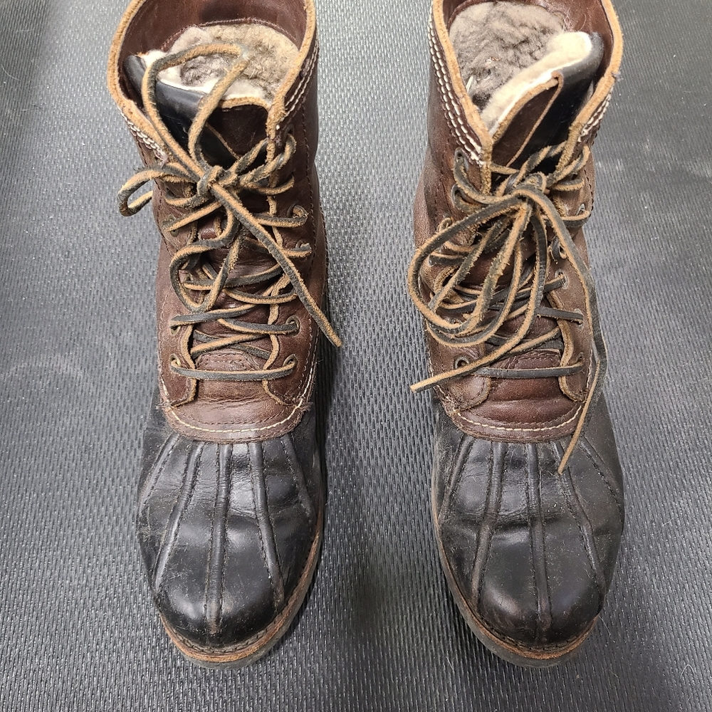 Frye veronica duck shearling lined boots size 8